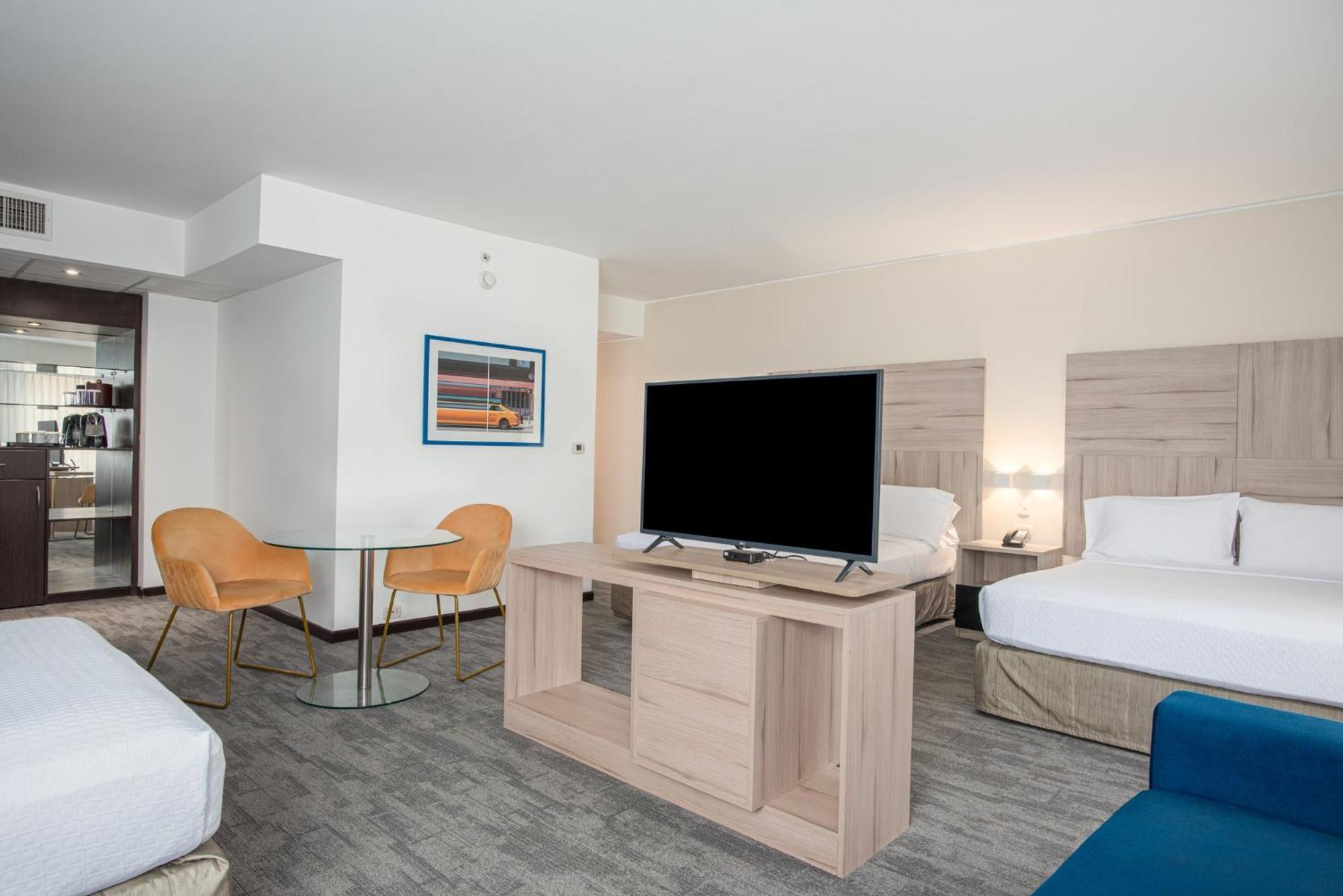 Crowne Plaza Lima, an IHG Hotel Zewnętrze zdjęcie A room at the Hilton Garden Inn in San Francisco
